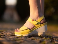 Dámské zdravotní sandály Leons Marie - Žlutá